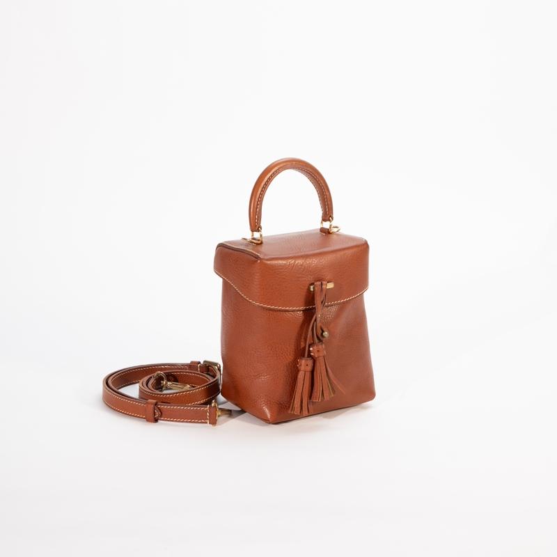How does vegetable‑tanned leather blend with vintage aesthetics in this new handbag collection?