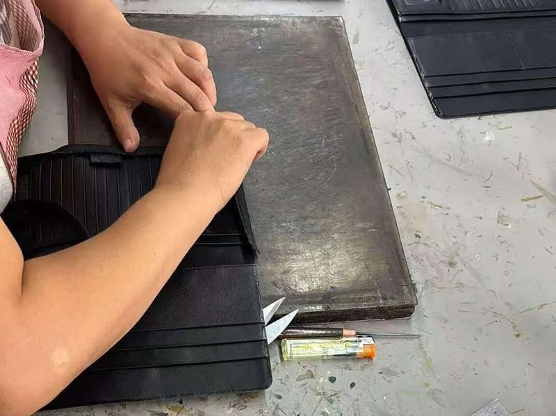 What quality inspections does Godere run before wallet shipment?