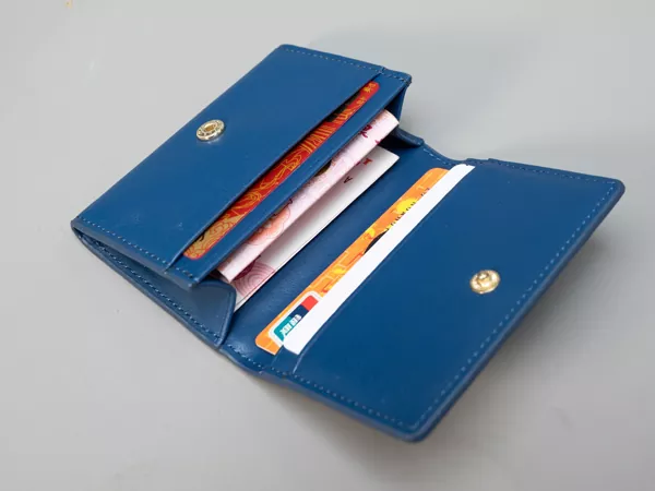 How does material choice affect wholesale wallet durability?